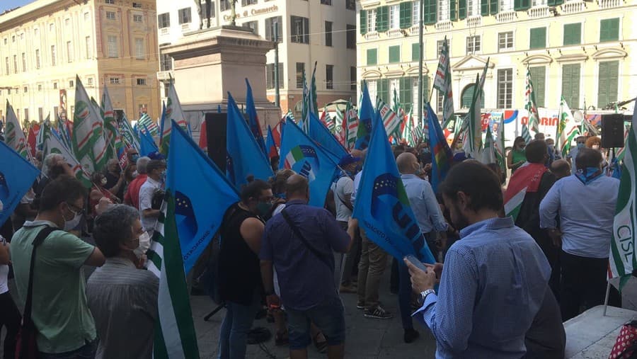 Porto, la denuncia dei sindacati: "Lavoratori dei cassoni senza stipendio da maggio, Confindustria scavalca il sindacato"