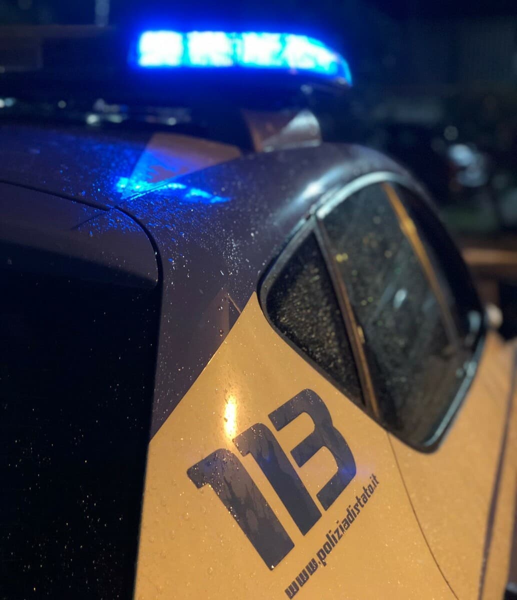 Sestri Ponente, lanciano un coltello contro alcuni passanti in piazza Baracca: interviene la polizia