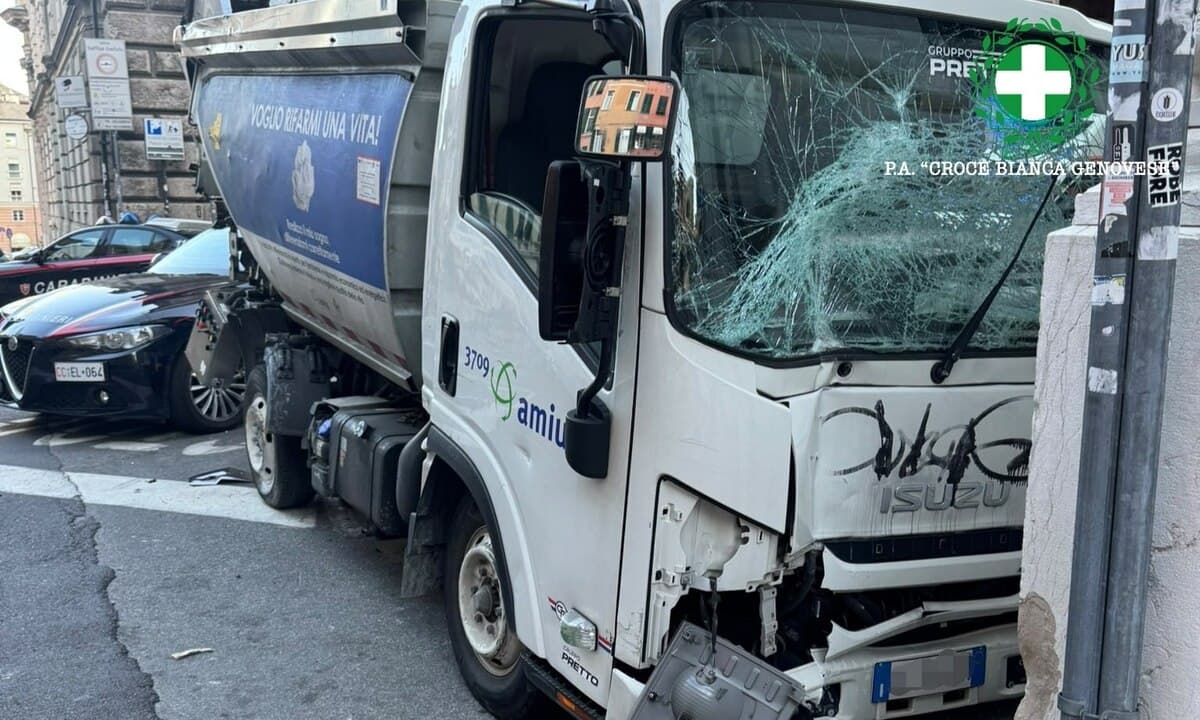 Si mette alla guida di un mezzo AMIU e finisce contro una colonna in via Petrarca: ferito 37enne