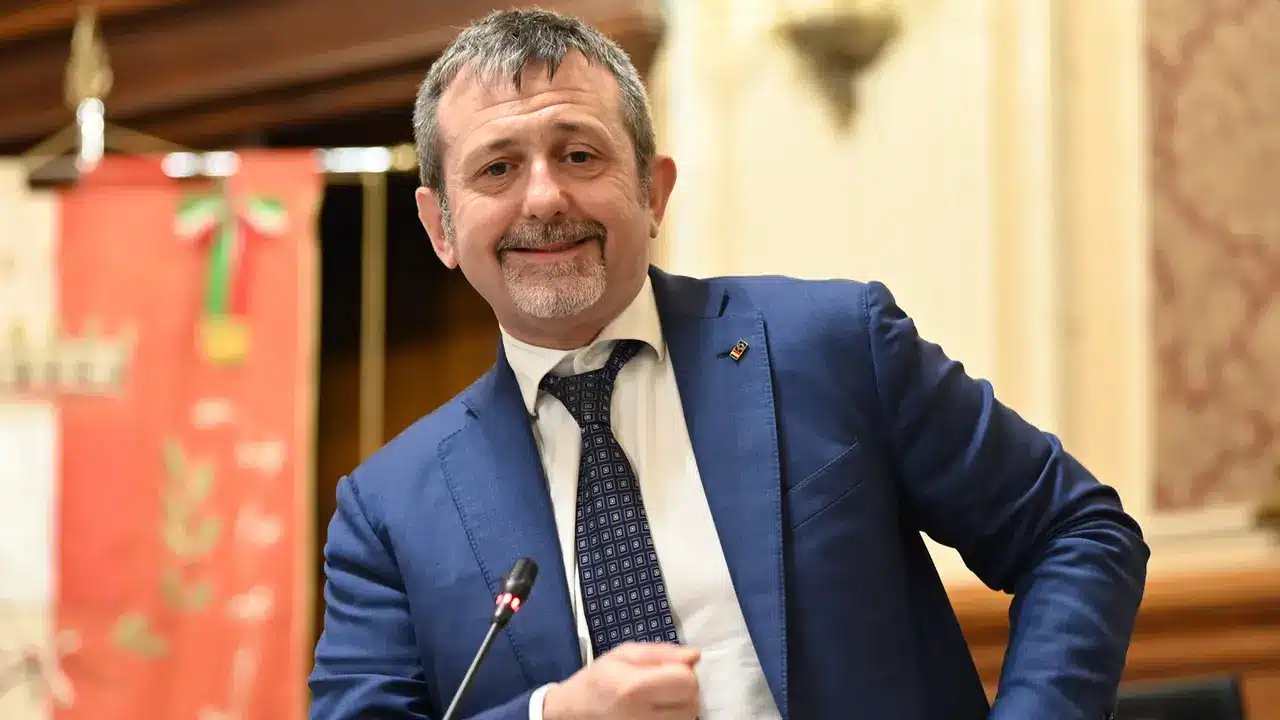 Caso Delmastro, tensioni in Antimafia e pressing delle opposizioni sul governo