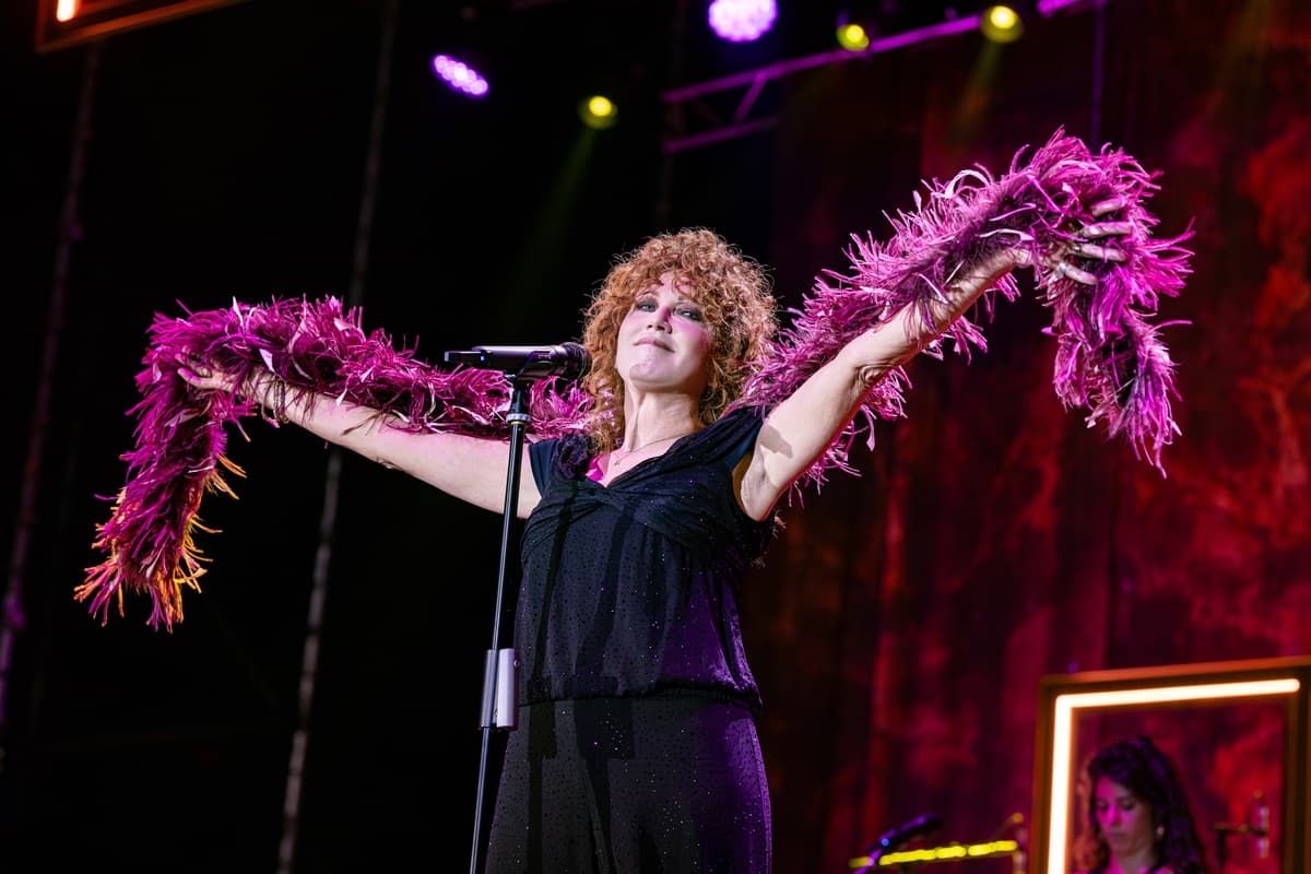 Fiorella Mannoia, l’omaggio a Faber e Fossati parte da Genova: “Se ancora ci commuoviamo con queste canzoni, le nostre anime sono salve”