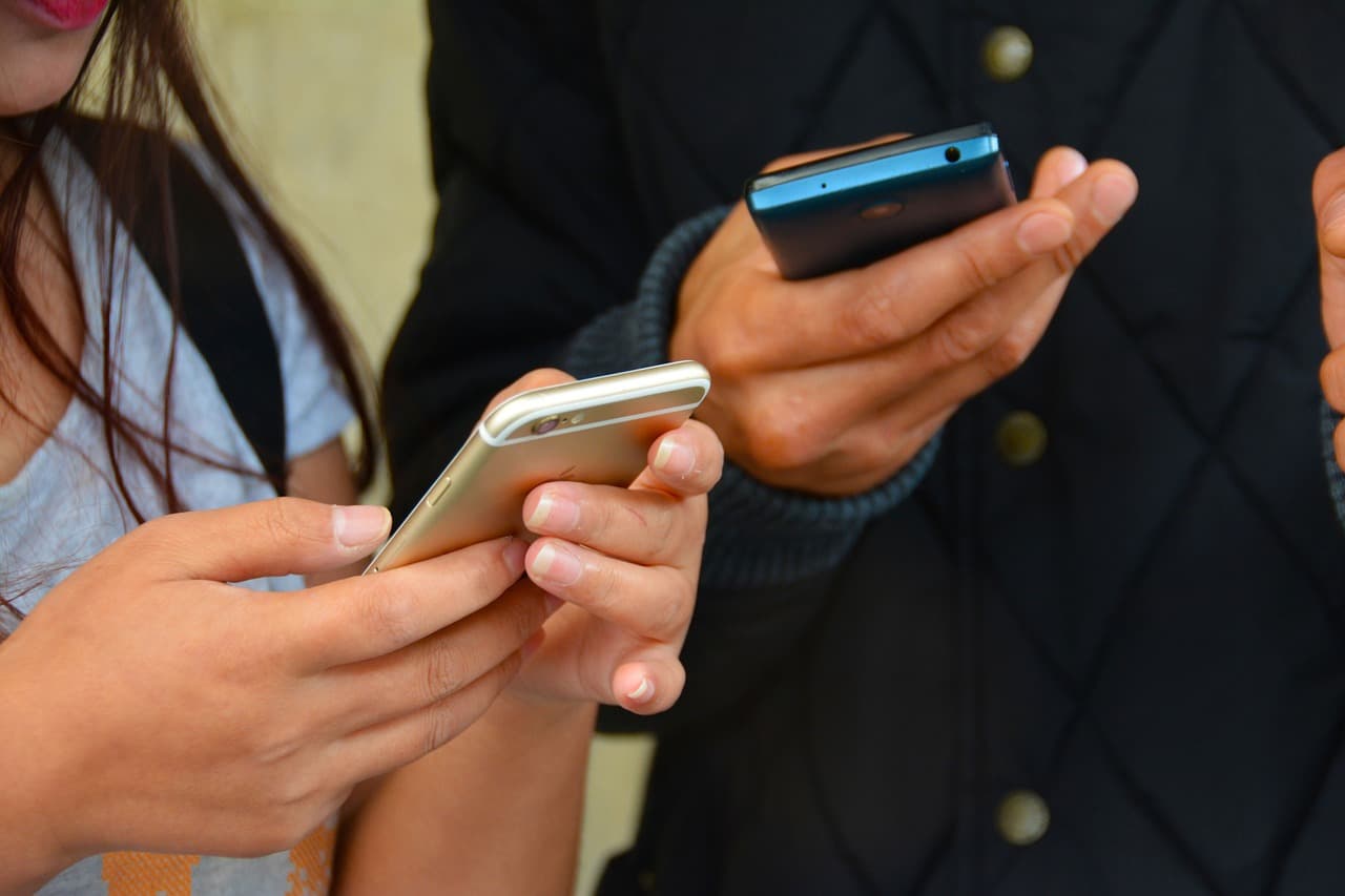 Professoresse svestite con l’IA nella chat di classe: denunciati due quattordicenni 