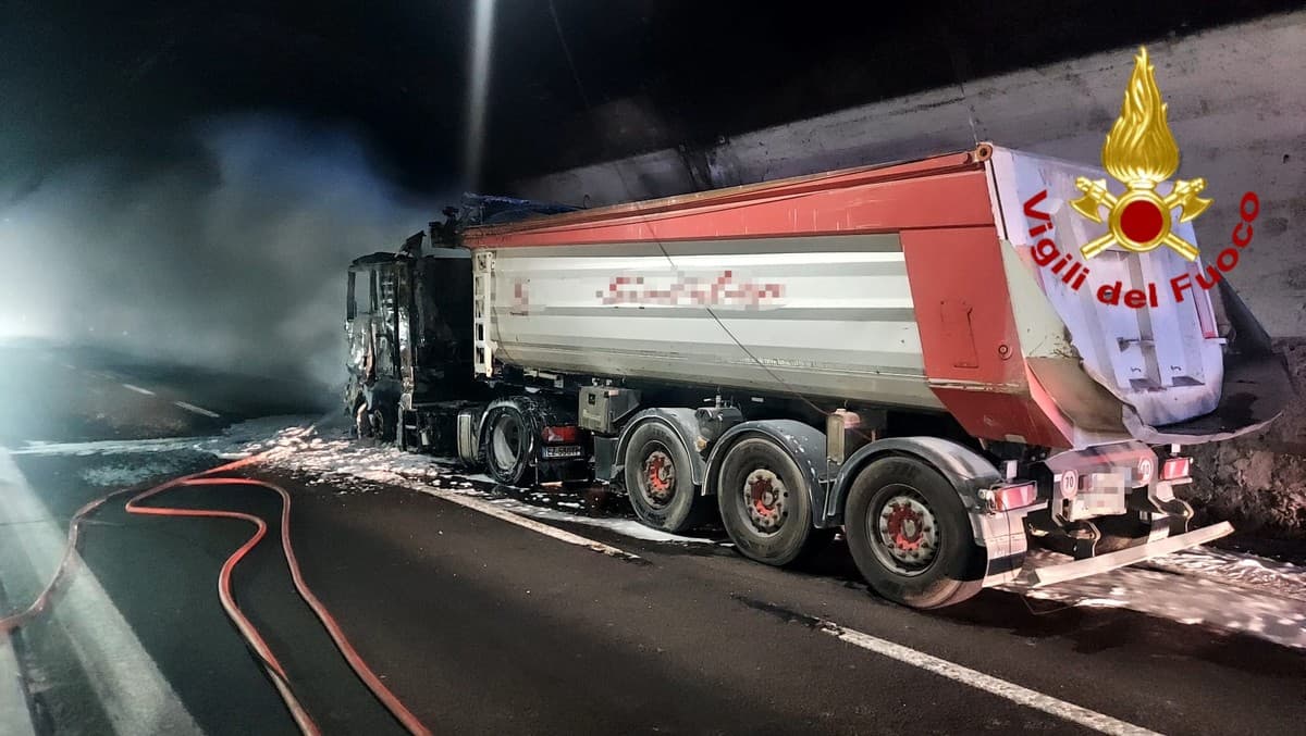 Camion in fiamme sulla A12, riaperto il tratto dopo ore di disagi: traffico ancora rallentato