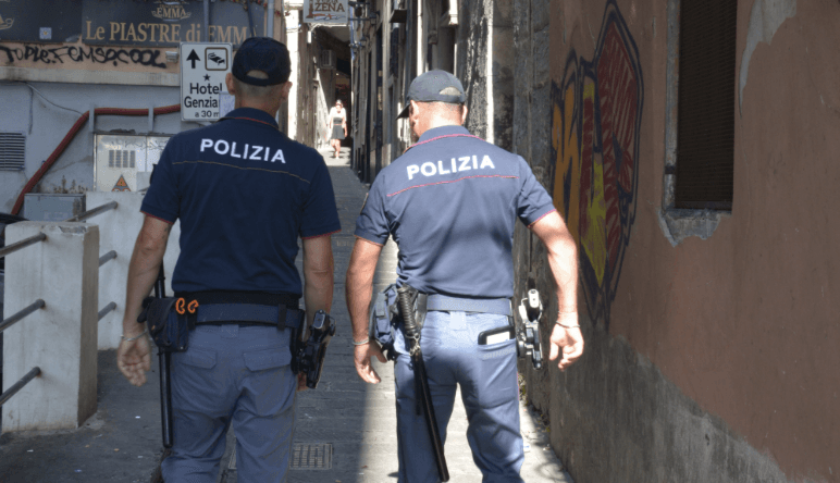 Droga e ricettazione tra via del Campo e vico Croce Bianca, due denunciati dopo la fuga nei vicoli