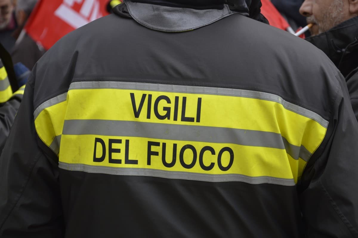 Corso Europa, quadro elettrico in fiamme all'ultimo piano: 50enne intossicato