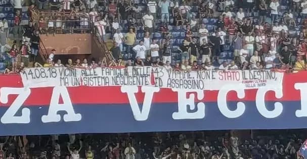 Ponte Morandi, lo striscione dei tifosi del Genoa in Gradinata Nord: “Non è stato il destino”
