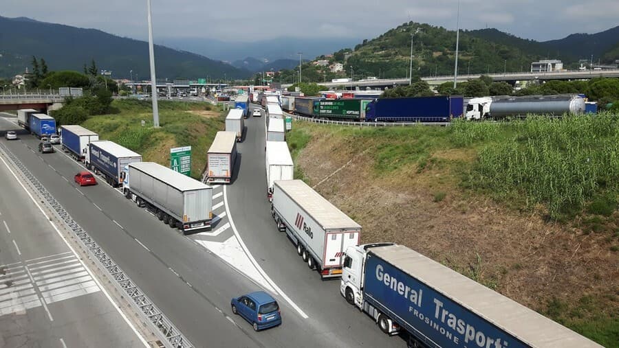 Stop ai motori accesi nelle soste, l'allarme dei camionisti: “In cabina oltre 40 gradi, a rischio salute e sicurezza”