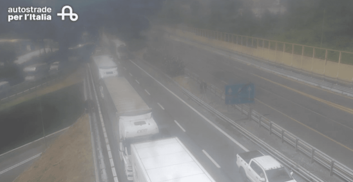 A10, camion si ribalta tra Arenzano e Pra': traffico bloccato verso Genova