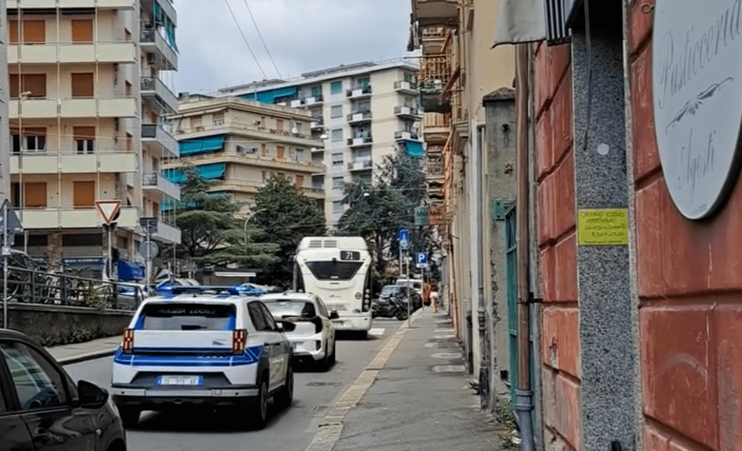 Pegli, presidiati i capolinea del 71, sia a San Carlo che in piazza Rapisardi. Ma gli autisti avvertono: “Al primo problema fermiamo i mezzi”