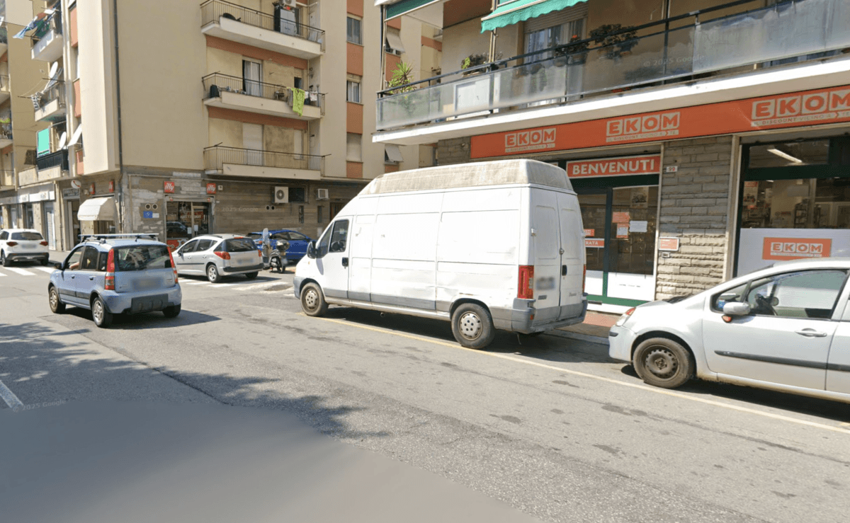 Voltri: cutter alla gola della cassiera, rapinata la Ekom di via Ventimiglia 