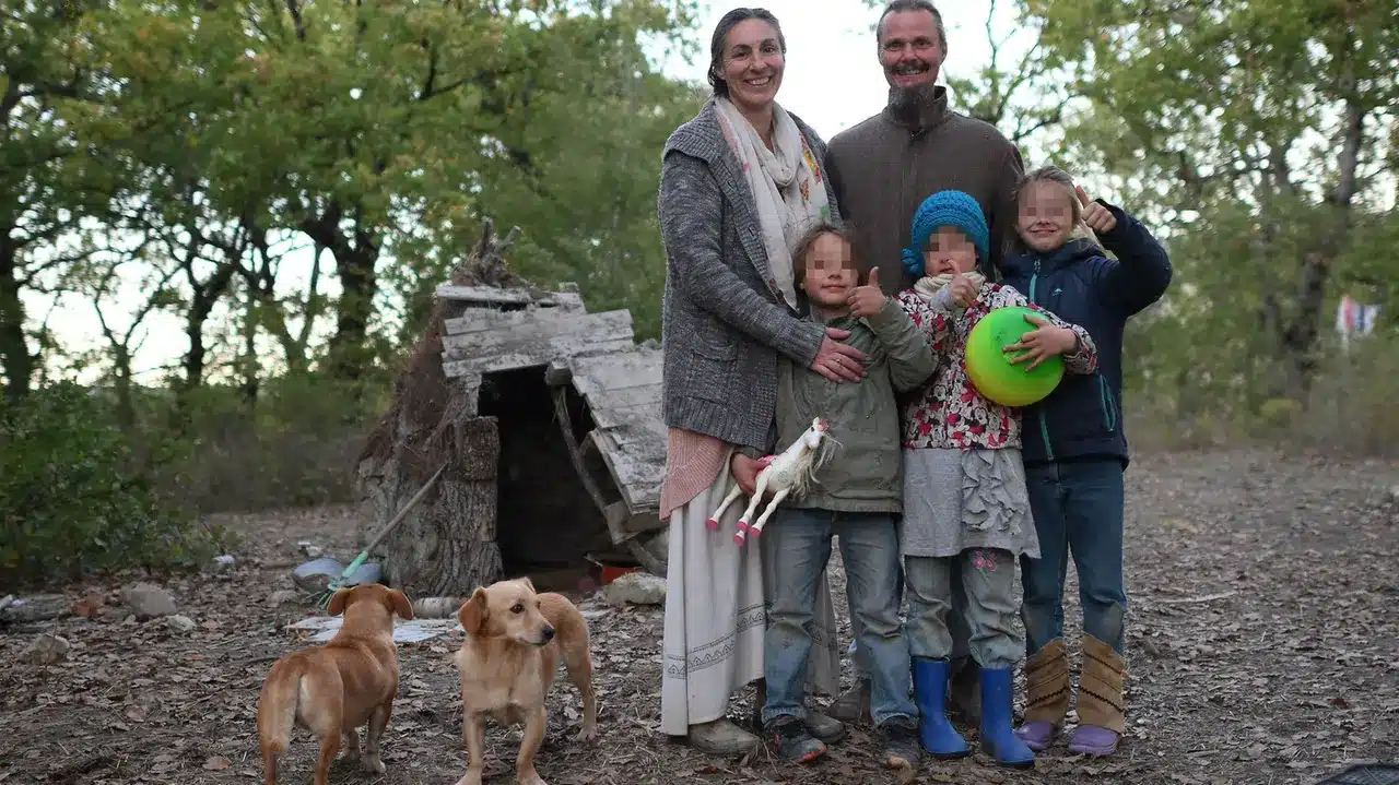Famiglia nel bosco di Palmoli, confermato l’allontanamento della madre dai figli