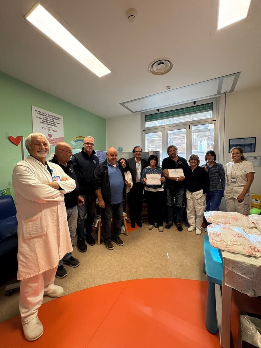 Rapallo: la solidarietà delle “Nagge” arriva al Gaslini, consegnate le attrezzature acquistate grazie alla Festa delle Palme