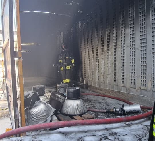 Incendio in via Rolla, materiale in fiamme all’interno di un container