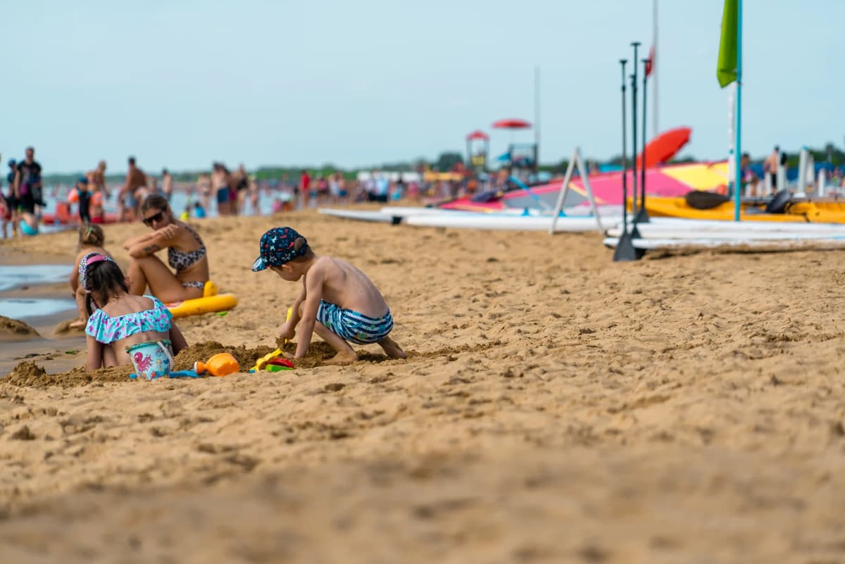 Ferragosto, le due facce dell'Italia: 17 milioni in viaggio per 18,5 miliardi, ma quasi 9 milioni rinunciano alle vacanze