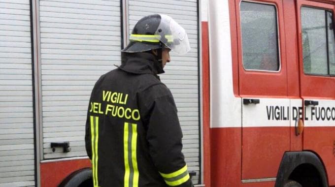 Incendio a Neirone nella notte: bosco distrutto, un'abitazione salvata dai vigili del fuoco
