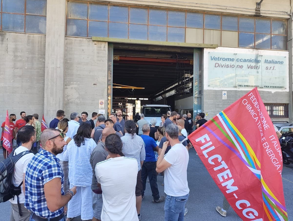 Vetromeccaniche Italiane, lavoratori in presidio a Molassana per difendere i posti di lavoro