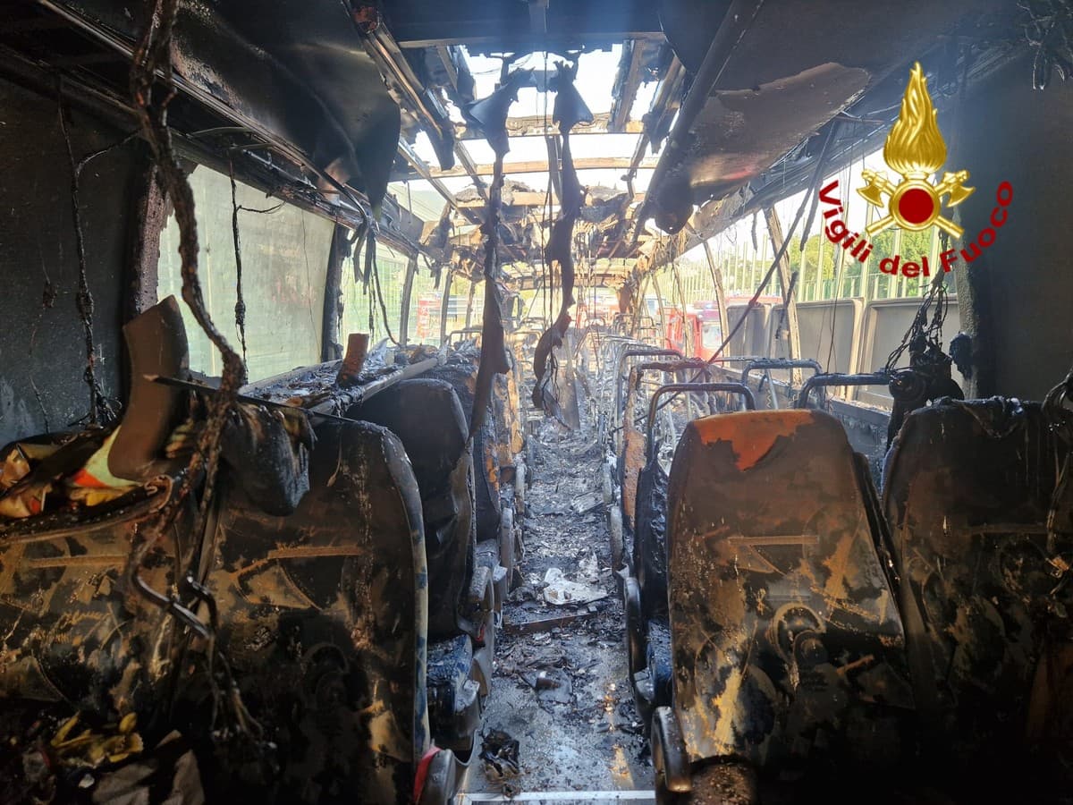 Pullman di turisti prende fuoco sulla A12 dopo Rapallo: 53 persone a bordo, nessun ferito