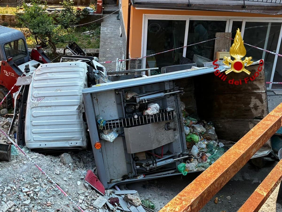 Camion della spazzatura precipita in un giardino a Casarza Ligure, intervengono i vigili del fuoco con l'autogru