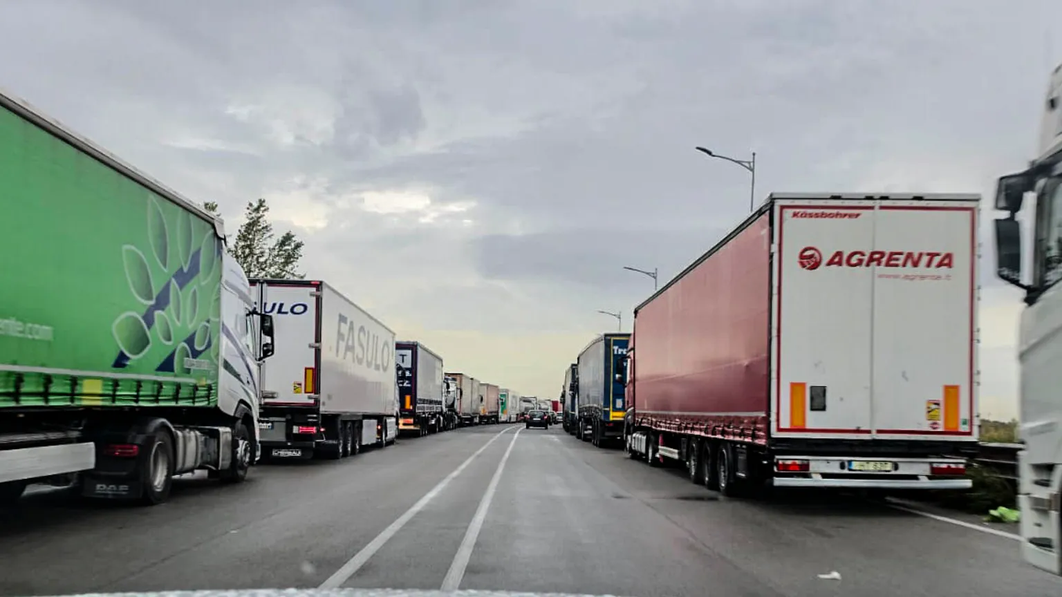 Crotone, si conclude il blocco dei Tir sulla Statale 106: autotrasportatori pronti a ripartire con la protesta