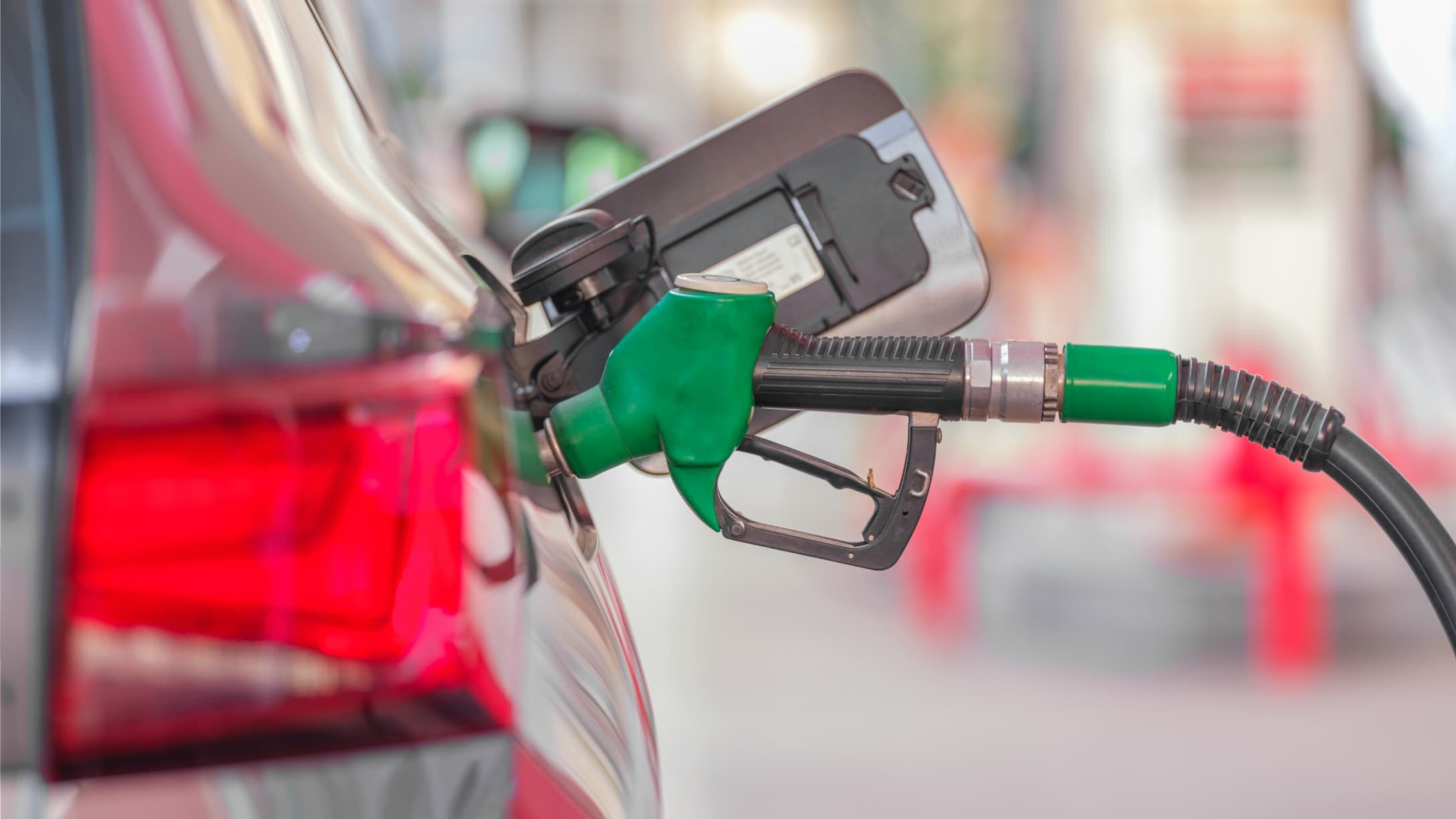 Prezzi dei carburanti alle stelle: il governo considera il ritorno delle accise variabili