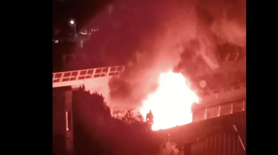 Auto in fiamme sulla A10 tra Pra' e Pegli, intervento dei vigili del fuoco nella notte