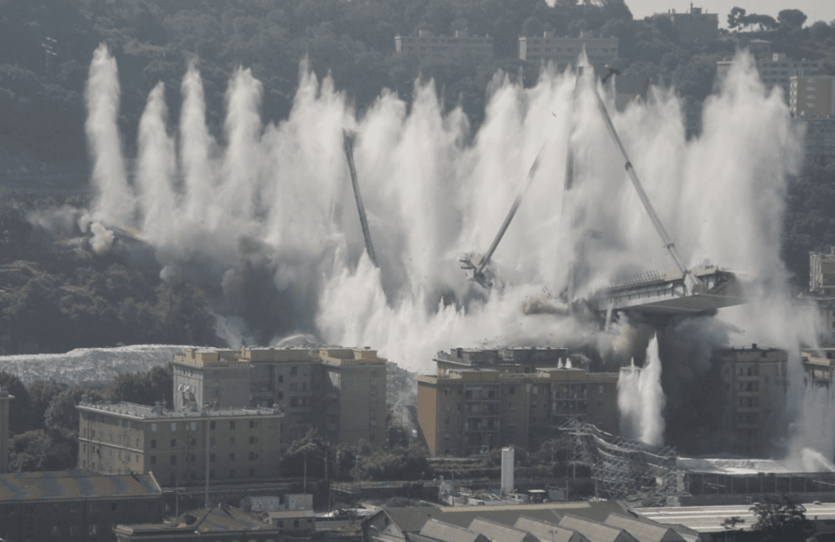 Sette anni fa la demolizione delle pile del Ponte Morandi, Bucci: "Primo passo, sofferto e fondamentale, per la ricostruzione"