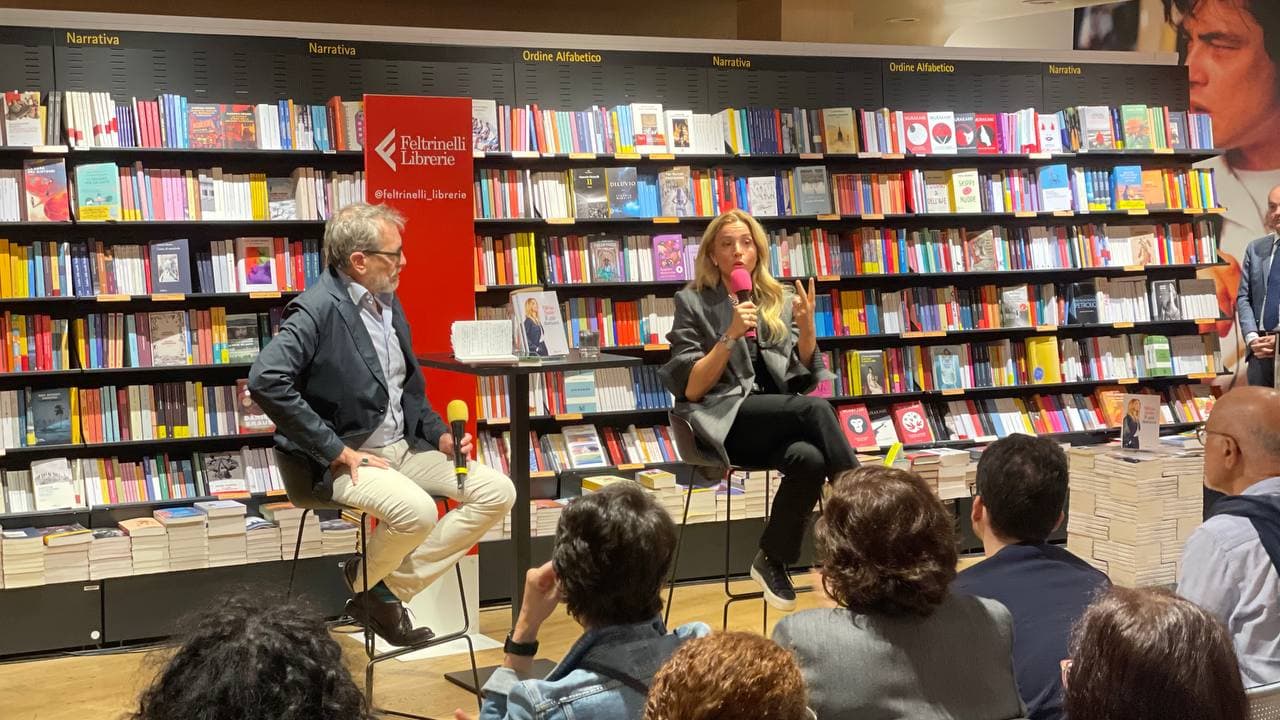 Salis presenta il suo libro ‘È già domani’, bagno di folla alla Feltrinelli