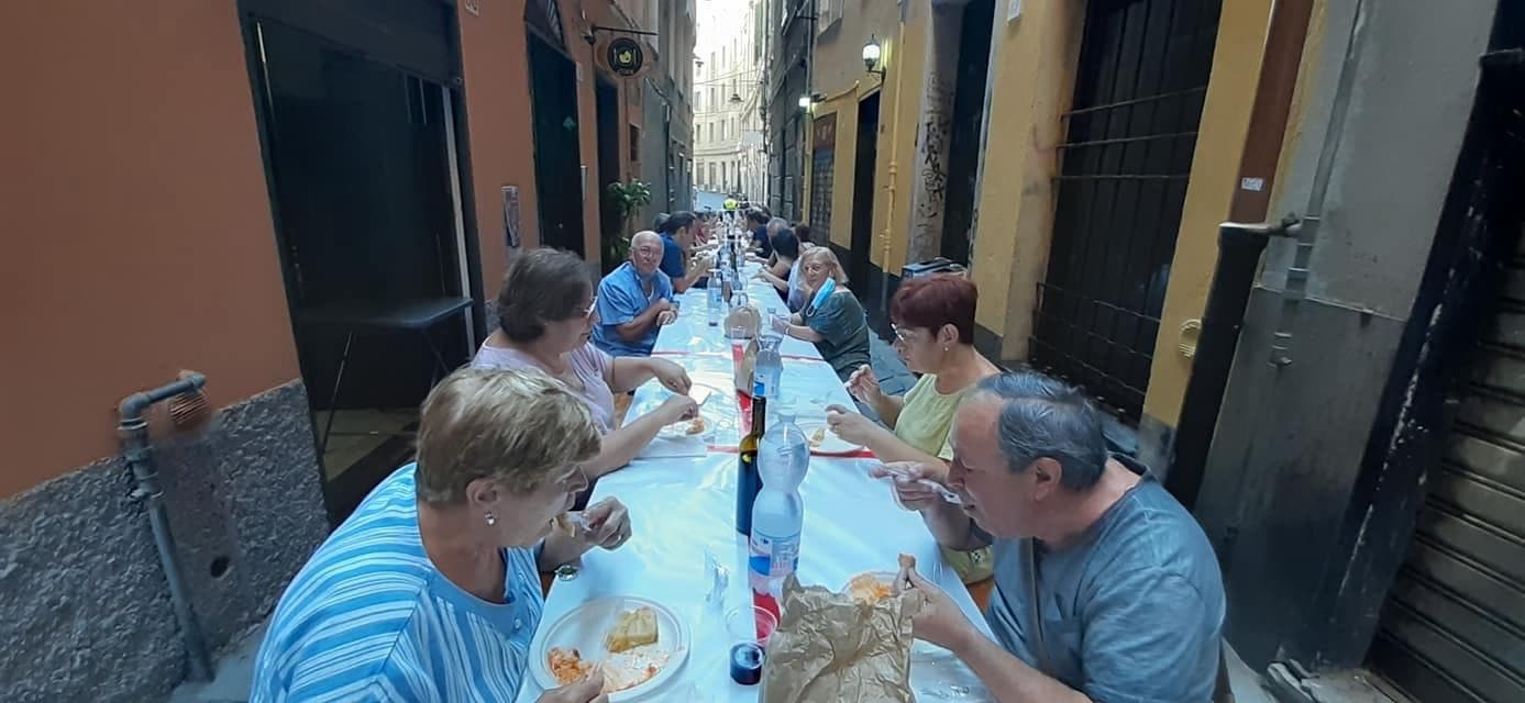 Ferragustando torna in centro storico con una lunga tavolata da piazza Ferretto lungo via San Bernardo