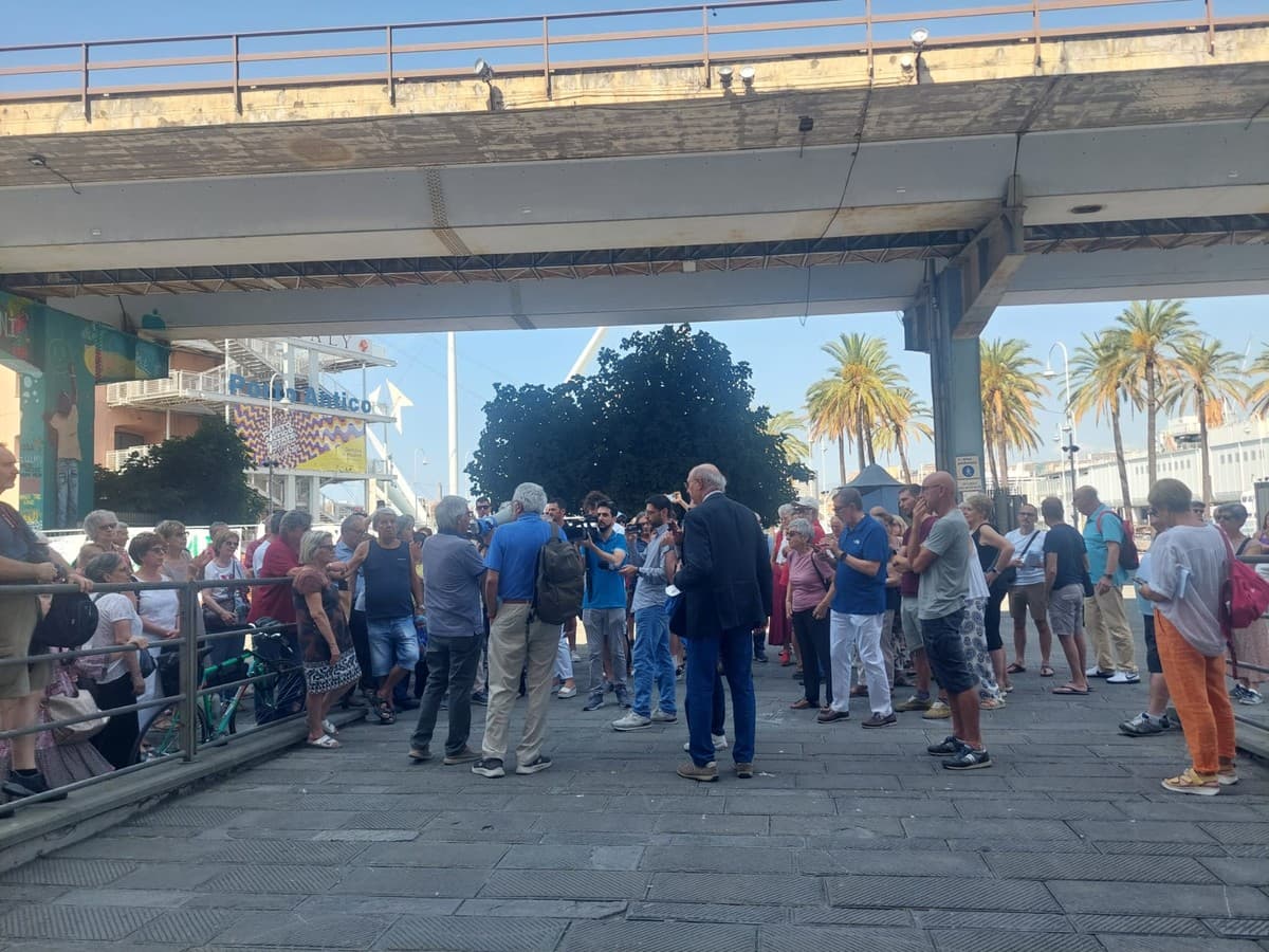 Porto, comitati in presidio sotto Palazzo San Giorgio: “Vogliamo un confronto vero con l’Autorità Portuale”