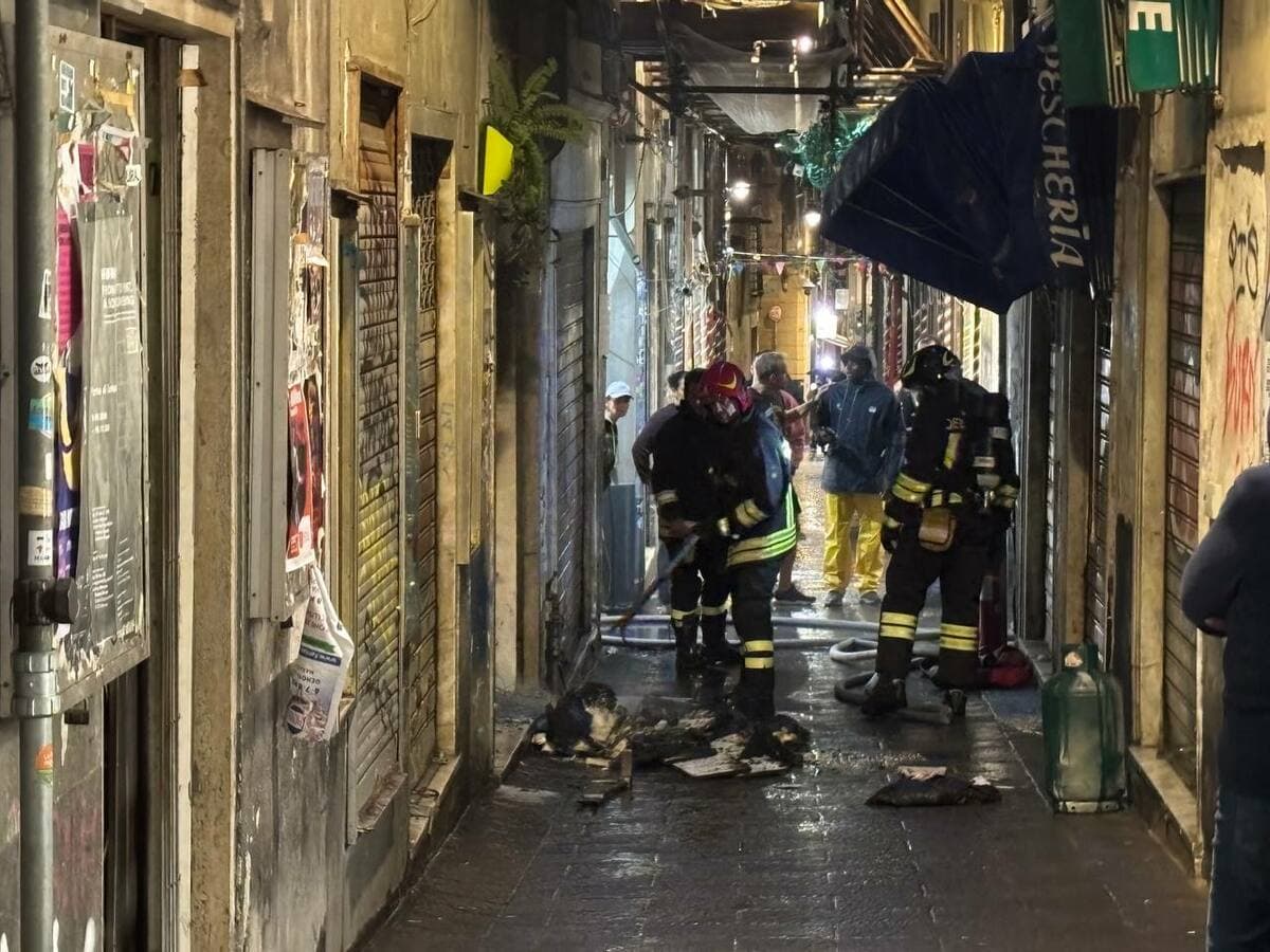 Centro storico, incendio in un magazzino di via Canneto il lungo