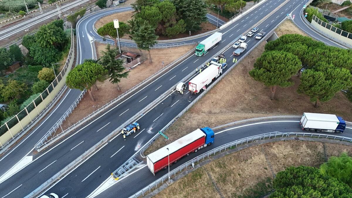 A10, tir piomba in un cantiere: due operai in codice rosso