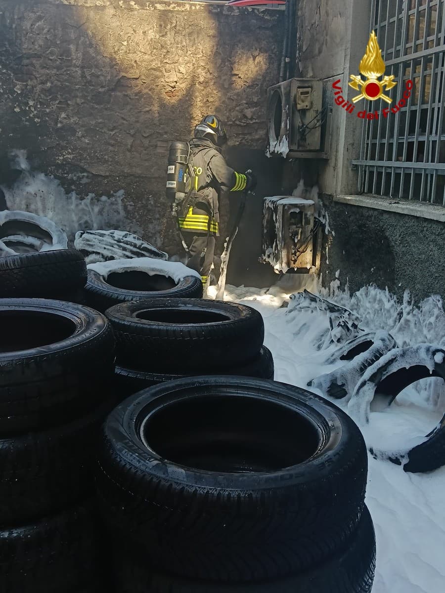 Bolzaneto, incendio in un’officina di pneumatici: fiamme spente dai vigili del fuoco