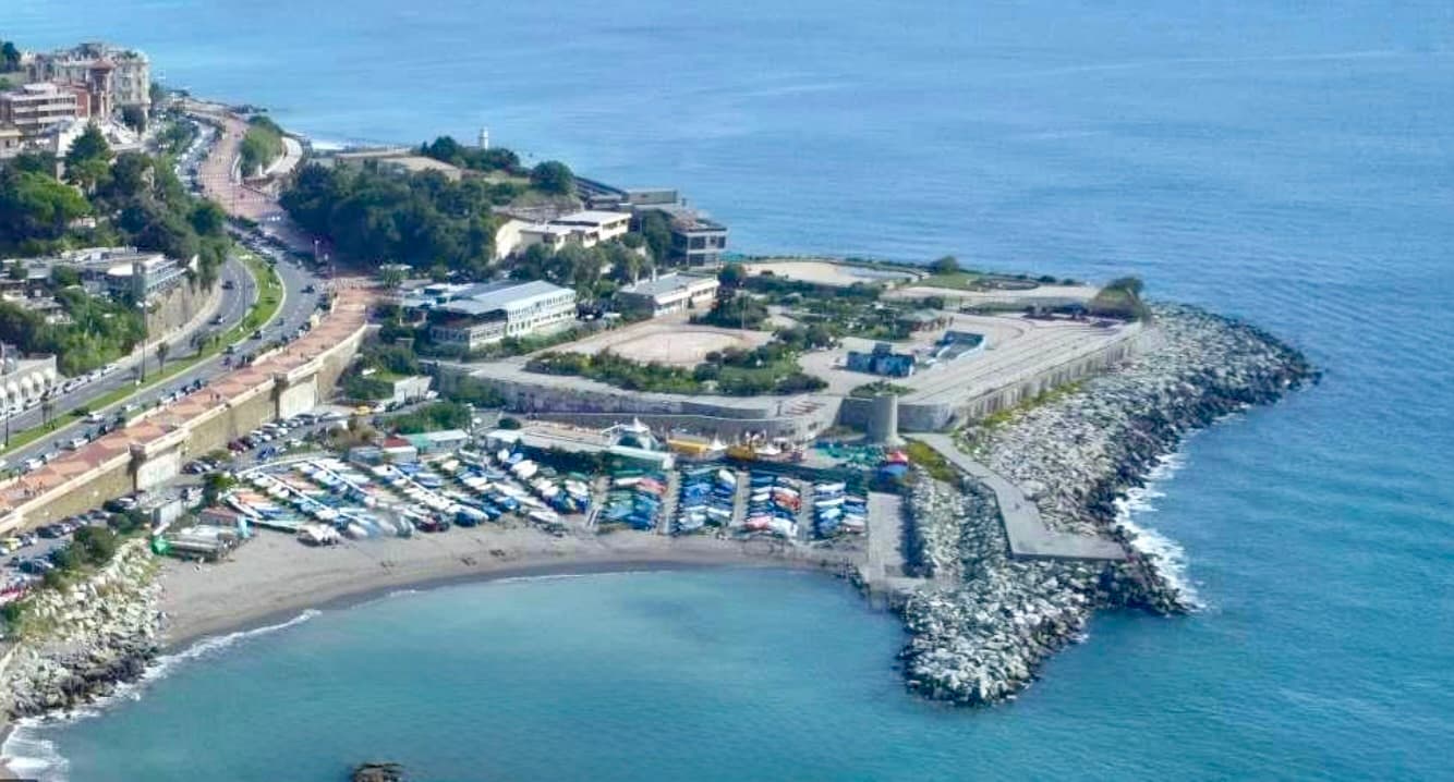 Punta Vagno, cade e resta incastrato tra gli scogli: salvato dai Vigili del Fuoco
