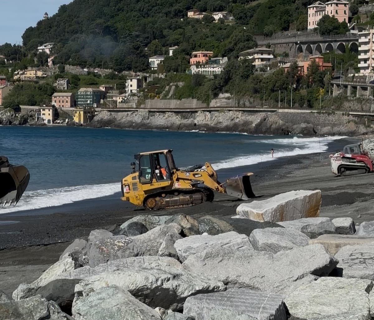 Difesa della costa e ripascimenti: dalla Giunta 300mila euro per le spiagge da Voltri a Nervi