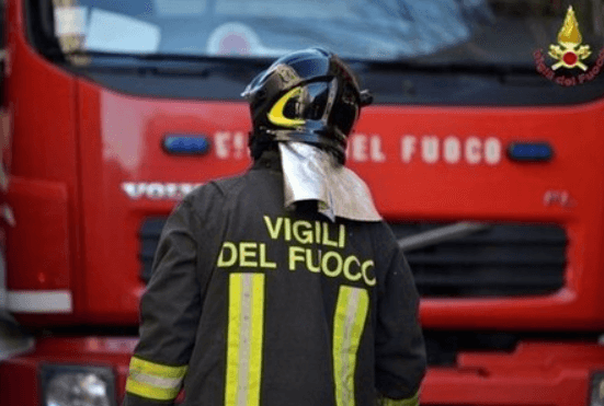 Voltri, tra gli scogli spunta una bombola di idrogeno: intervento dei Vigili del Fuoco