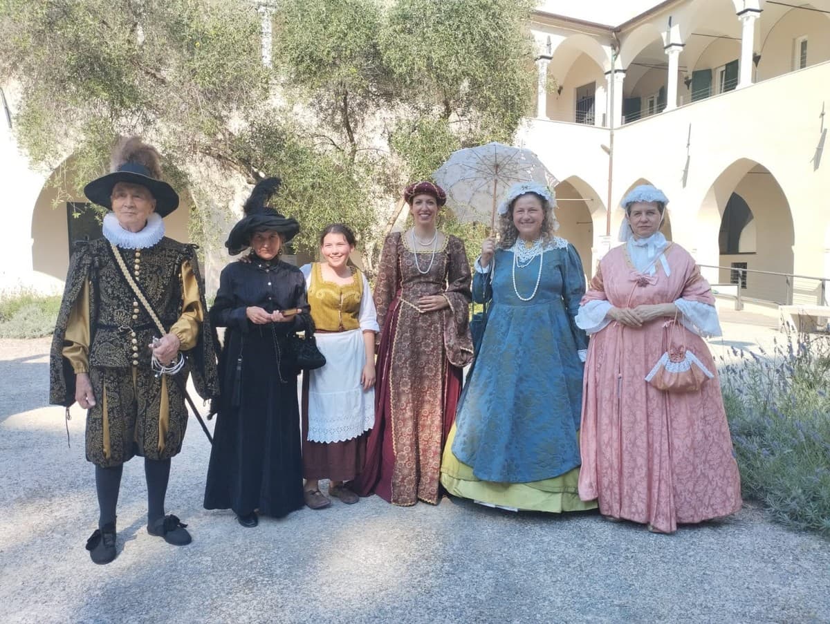“Viaggio attraverso la moda e la storia”: sfilata in abiti d’epoca a Pontedecimo 