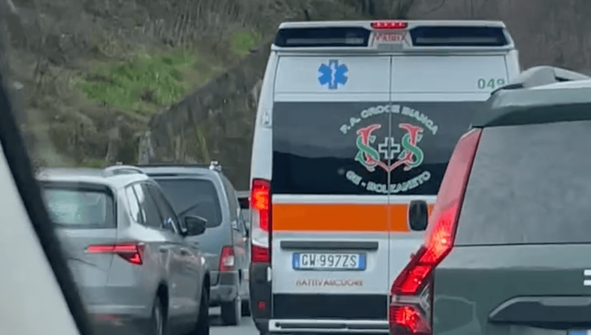 Incidente in A7, quattro persone coinvolte: traffico bloccato e code verso Milano
