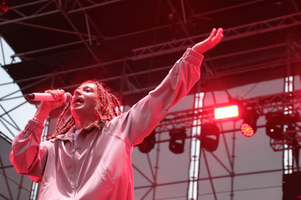 Sayf gioca in casa e fa centro: Arena del Mare sold out, sul palco gli amici e il Santissima Fest dà appuntamento al 2027