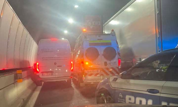 A10, incidente tra due auto e un camion nella galleria Coronata: tratto chiuso (poi riaperto)
