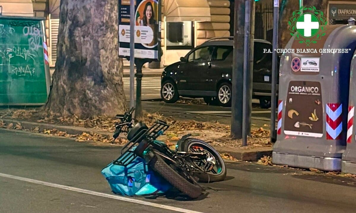 Foce, frontale tra auto e bici in corso Torino: rider in codice rosso al San Martino
