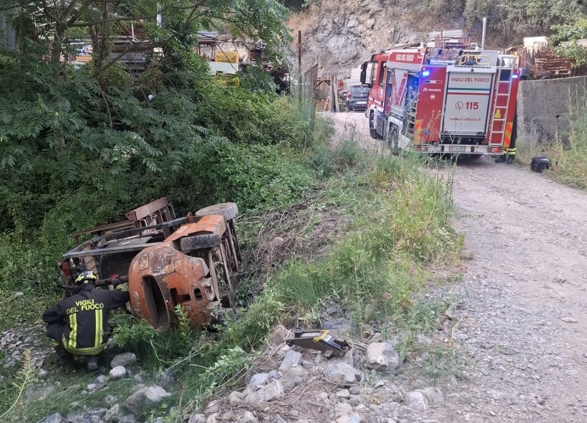 Anziano rimane sotto a un muletto, salvato dai vigili del fuoco