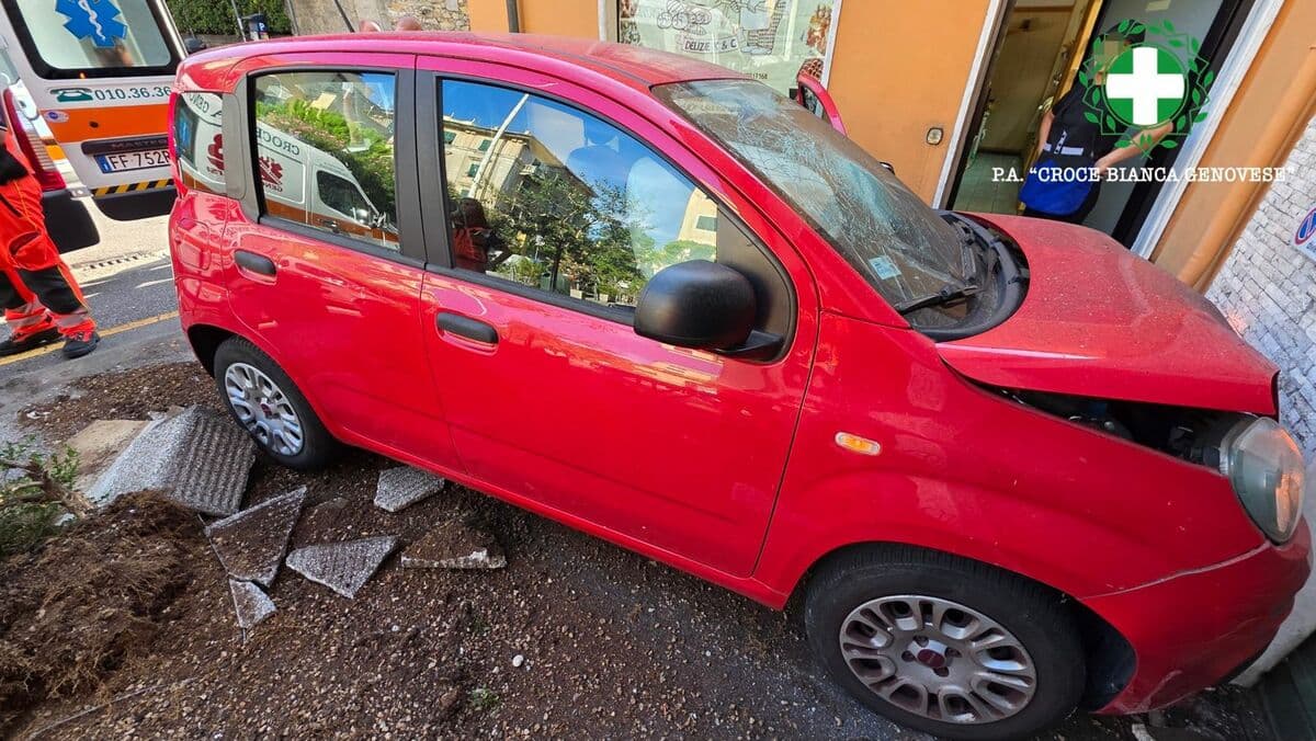 Albaro, auto perde il controllo e si schianta vicino a un bar: 64enne in codice giallo al San Martino