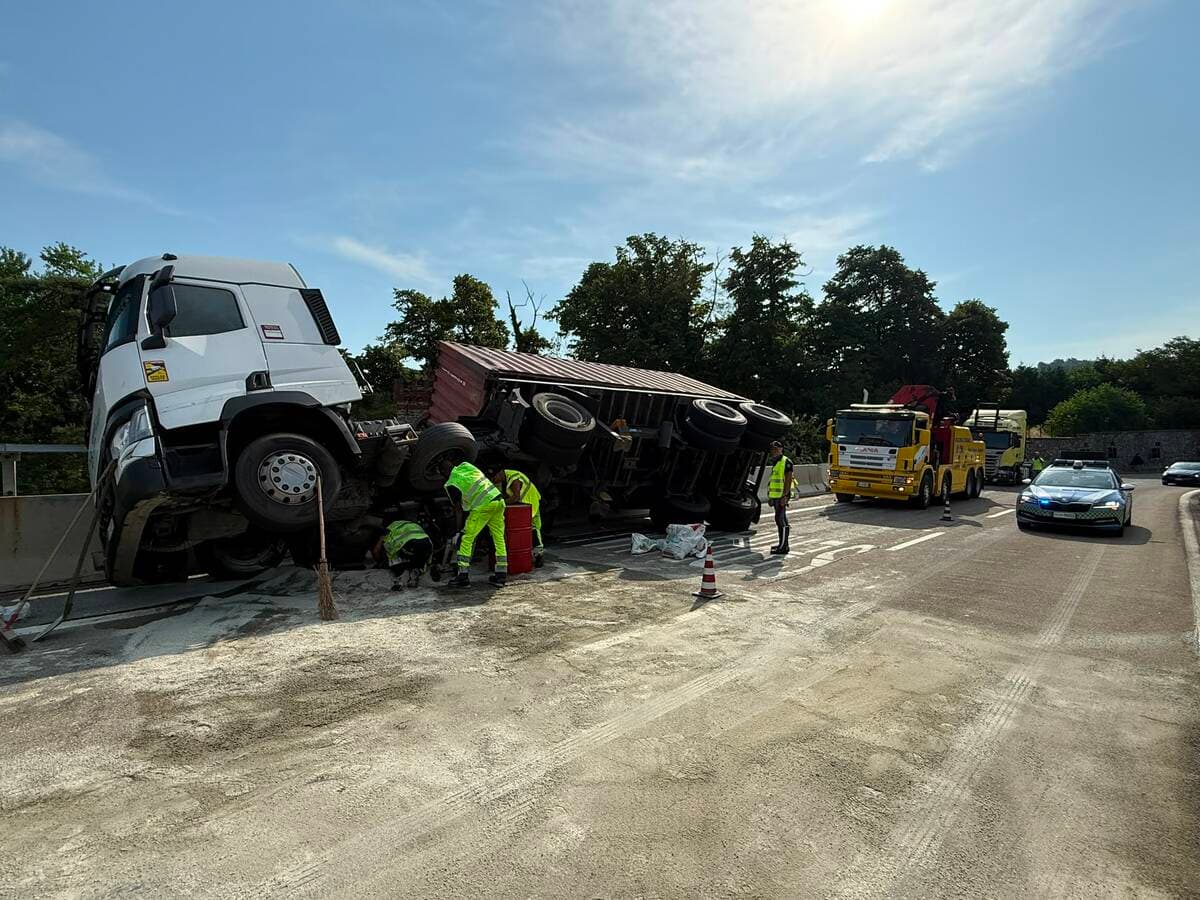 Autostrada A7, camion si ribalta sul viadotto: cinque chilometri di coda tra Vignole Borbera e Serravalle