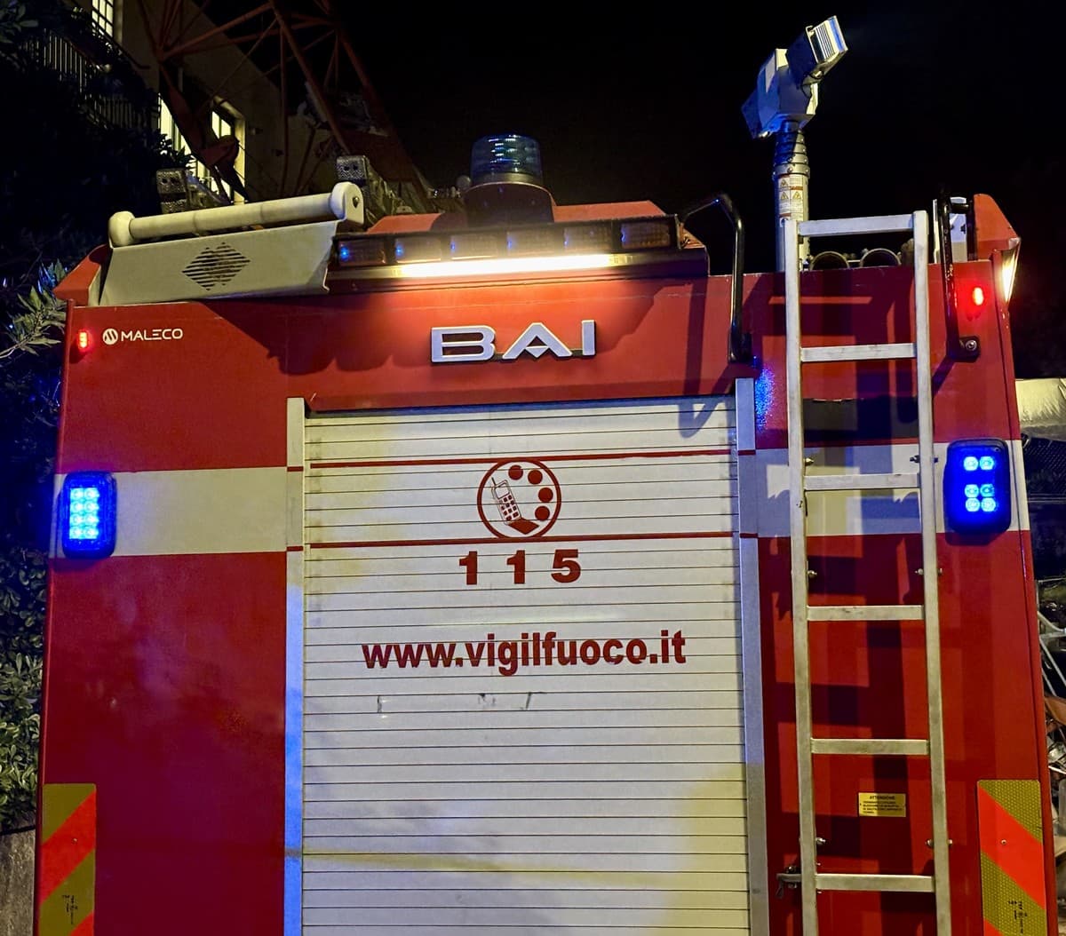 Ronco Scrivia, fiamme in un appartamento: anziano soccorso con ustioni alle mani
