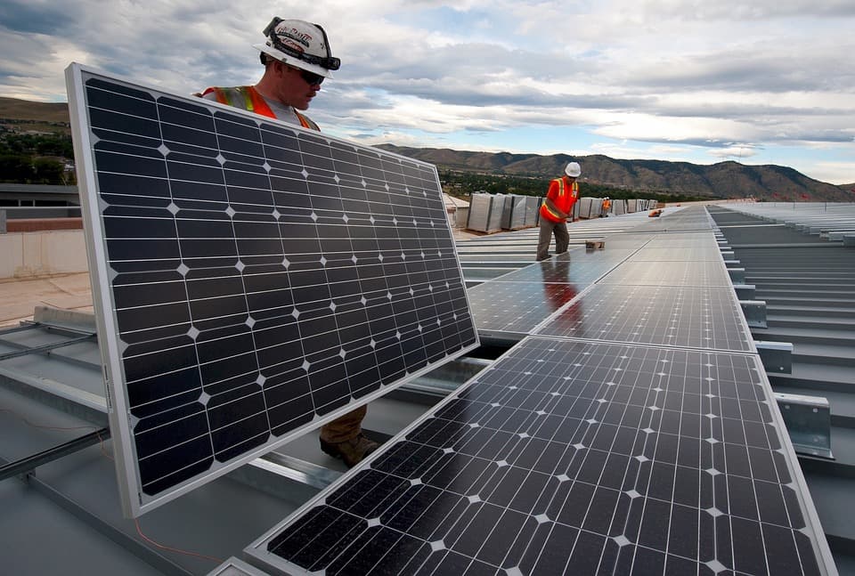 Genova accelera sulla transizione energetica: pensiline fotovoltaiche in nove parcheggi pubblici, via libera dalla Giunta al project financing