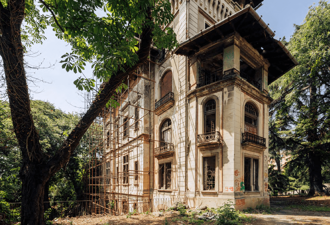 Castelletto, cantiere infinito per il nuovo asilo nido a Villa Gruber: scontro in Consiglio comunale