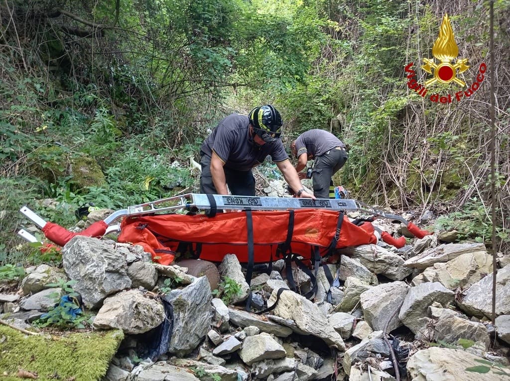 Infortunio nel bosco a Lencisa, operaio della fibra ottica recuperato dai Vigili del Fuoco