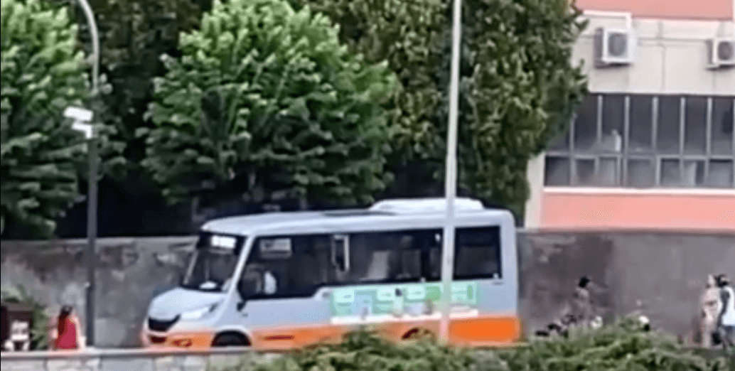 Sassaiola contro il bus 71, Bordilli e Bevilacqua (Lega): “La realtà smentisce chi minimizza la totale insicurezza nel Ponente”