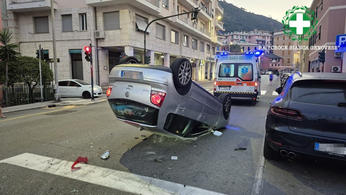 Quinto, auto si ribalta dopo aver colpito tre veicoli: 21enne quasi illeso