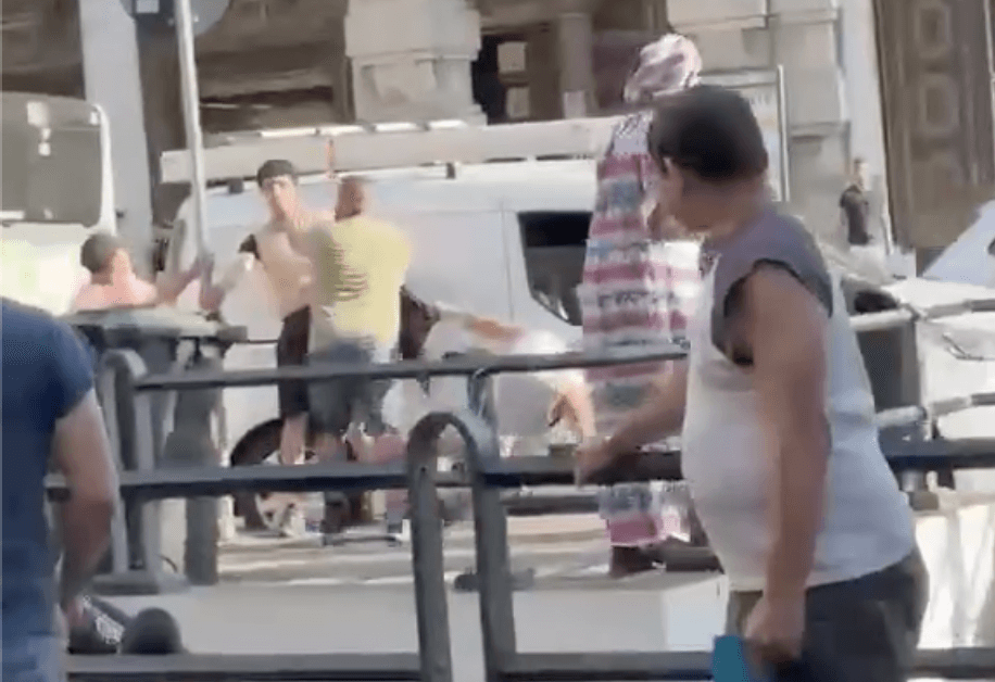 Sampierdarena, tentato furto in piazza Montano: il sospetto bloccato e malmenato dalla folla prima dell'arrivo della Polizia [VIDEO]
